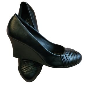 Sandra Vendetti Milan Italian faux leather black wedges size 8